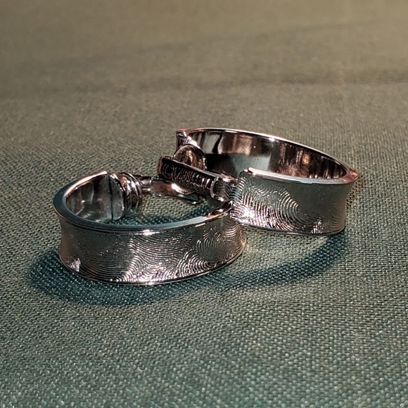 🗝 Vintage Sarah Coventry Silver Tone Florentine Hoop Clip-On Earrings - Picture 2 of 6